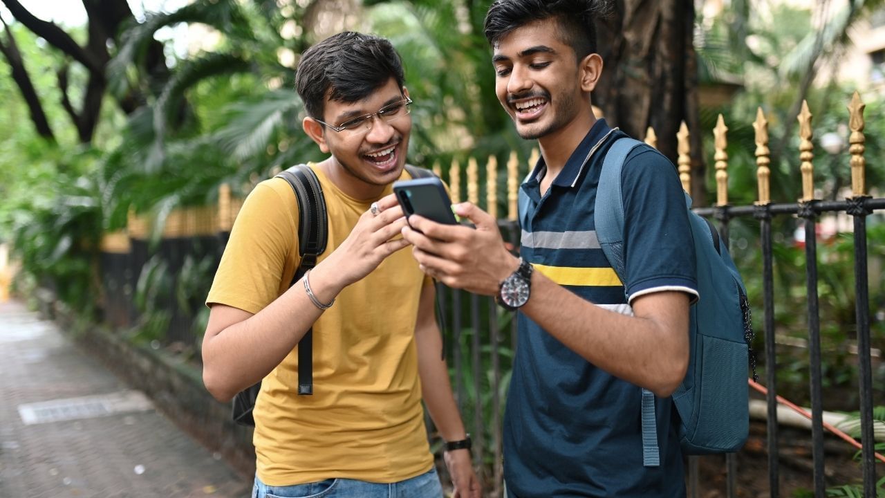 বহু সময়ত মোবাইল চফটৱেৰ আপডেট নকৰিলে নেটৱৰ্ক সমস্যাৰ সৃষ্টি হয়। গতিকে ফোন চফটৱেৰ আপগ্ৰেড নিয়মীয়াকৈ কৰি থাকিব ।