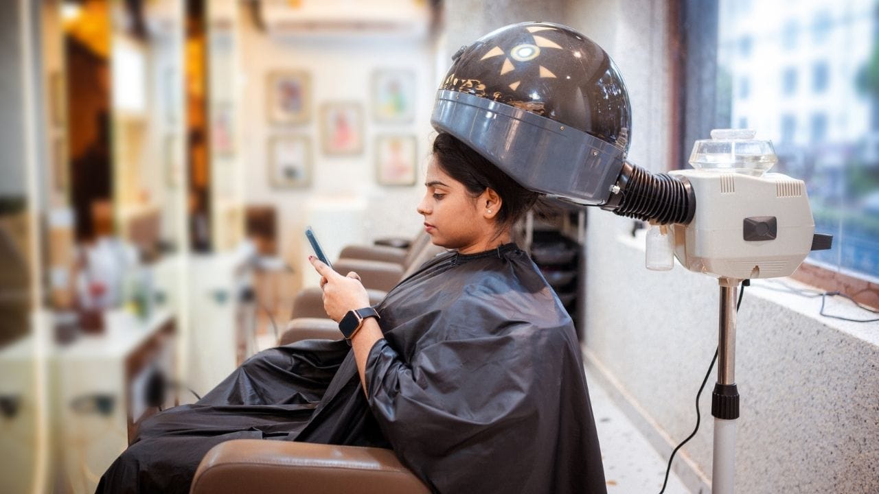 যেতিয়াই আপুনি নেটৱৰ্কৰ সমস্যাৰ সন্মুখীন হ'ব, তেতিয়াই বেয়া নেটৱৰ্ক লাভ কৰা স্থানৰ পৰা অলপ আঁতৰি দিব । ৰোমৰ ভিতৰত থাকিলে খিৰিকীৰ কাষত আপুনি অলপ সময় ৰৈ দিয়ক । নহ'লে মুকলি ঠাইলৈ যাব পাৰে । ইয়াৰ পাছত আপুনি  ভাল নেটৱৰ্ক চিগনেল লাভ কৰিব ।