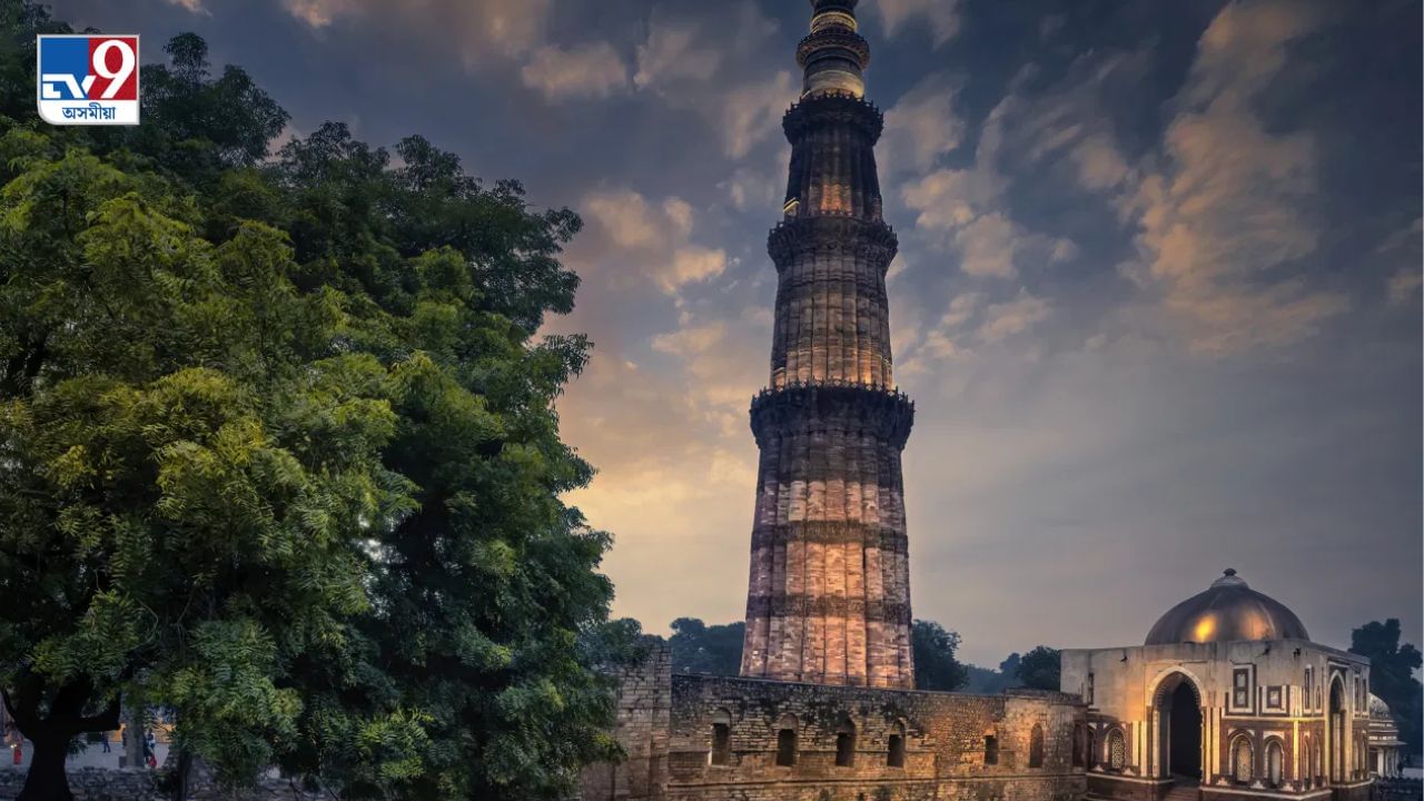 কুতুব মিনাৰ আৰু ইয়াৰ স্মৃতিসৌধঃ টোমৰ ৰাজপুতসকলে স্থাপন কৰা দিল্লীৰ আটাইতকৈ পুৰণি চহৰ লাল কোটত ১১৯৯ ৰ পৰা ১২২০ চনৰ ভিতৰত নিৰ্মাণ কৰা হৈছিল কুতুব মিনাৰ। দক্ষিণ দিল্লীৰ মেহৰৌলি অঞ্চলত থকা এই প্ৰাচীন স্থপতি সদায়ে পৰ্যটকসকলৰ আকৰ্ষণৰ আধাৰ হিচাপে বিবেচিত হৈ আহিছে।