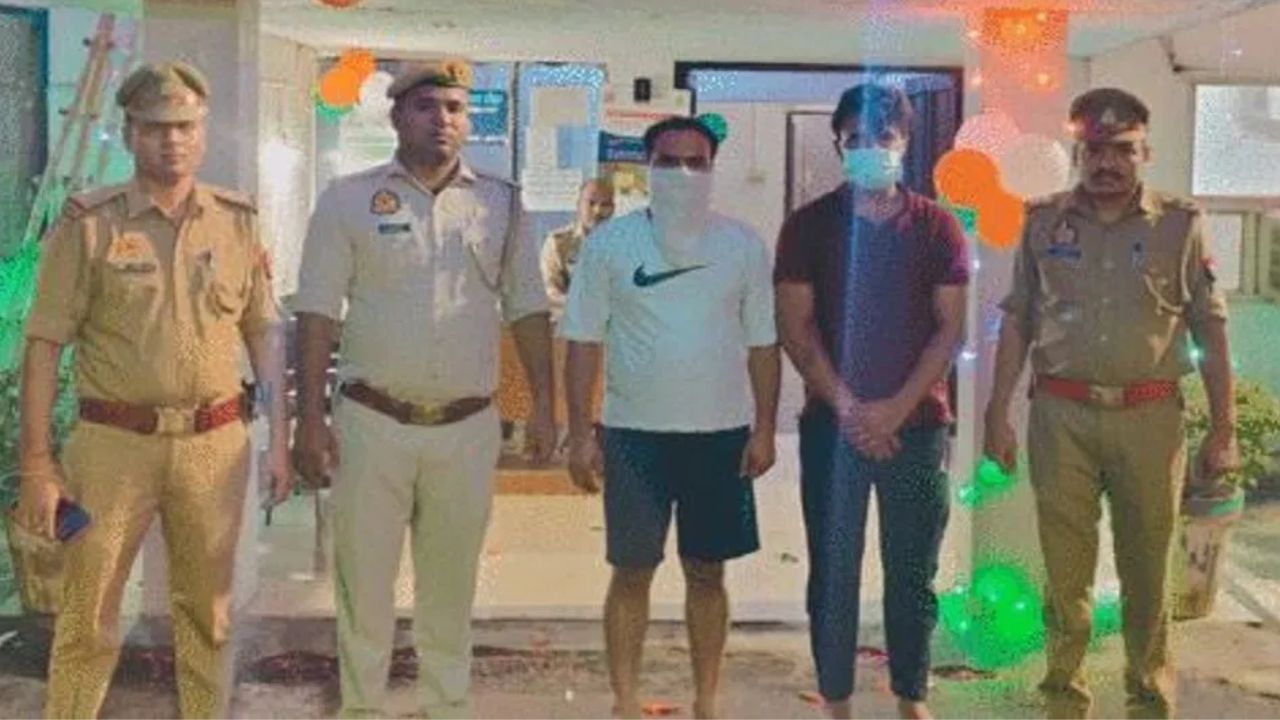 ৰাজপথত মহিলা সাংবাদিকক অশ্লীল ইংগিত দুৰ্বৃত্তৰ, তাৰ পিছত… ৰাজপথত মহিলা সাংবাদিকক অশ্লীল ইংগিত দুৰ্বৃত্তৰ, তাৰ পিছত…
