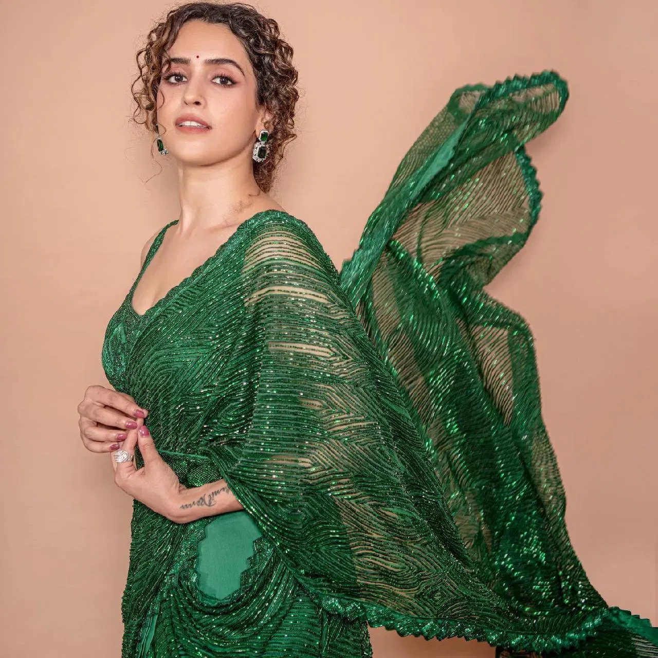 অভিনেত্ৰীগৰাকীৰ এই সাজ-পোছাকটো আচৰিত ধৰণে দেখা গৈছে। পৰম্পৰাগত ৰূপত ষ্টাইলিছ দেখাবলৈ আপুনি সান্যাৰ এই লুকটোৰ পৰা আইডিয়া ল’ব পাৰে।