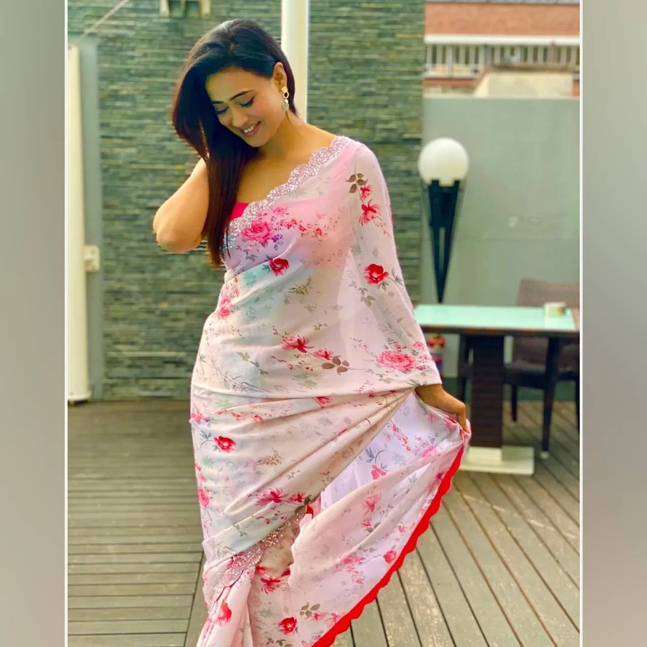 যদি আপুনি শাৰীৰে ষ্টাইলিছ আৰু আৰামদায়ক লুক বিচাৰে, তেন্তে আপুনি অভিনেত্ৰীগৰাকীৰ পৰা ধাৰণা ল'ব পাৰে। তেওঁ ফুলৰ প্ৰিণ্ট থকা শাৰী পিন্ধিছে। য'ত তেওঁ আধা হাতৰ ৰঙা ৰঙৰ ব্লাউজ এটা পিন্ধিছে।