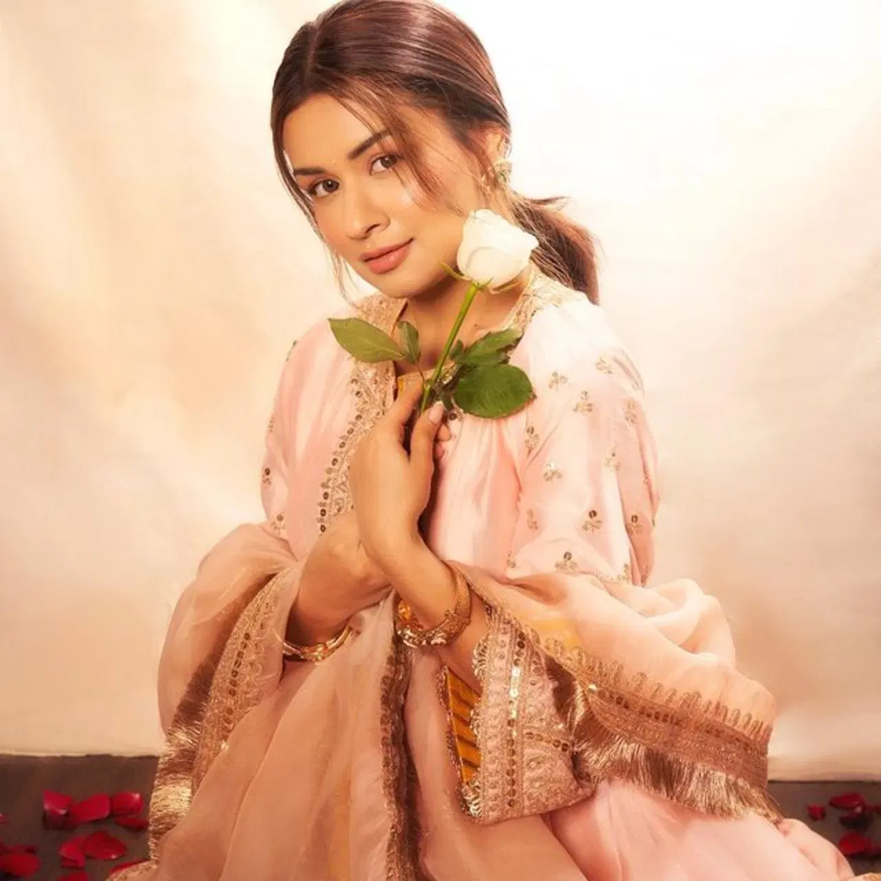 এথেনিক ৰূপত অৱনীতে অতি সুন্দৰ আৰু অনন্য ৰ'জ গ'ল্ড পেপ্লাম ষ্টাইলৰ চুটৰ সৈতে পাটিয়ালা আৰু মিলা দুপাট্টা লৈছে। এই লুকটো উৎসৱৰ বতৰৰ বাবে উপযুক্ত।