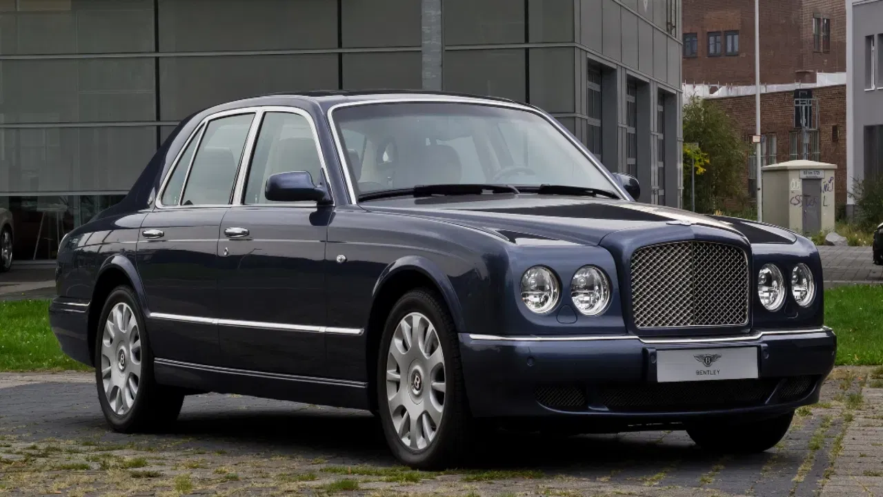 Bentley Arnage R Price: ঈশা আম্বানীৰ গাড়ী সংগ্ৰহৰ এইখন দ্বিতীয়খন দামী গাড়ী, ৬৭৬১ চিচি V8 টাৰ্বোপেট্ৰল ইঞ্জিনৰ সৈতে অহা এই গাড়ীখনৰ মূল্য ২.২৫ কোটি টকা।