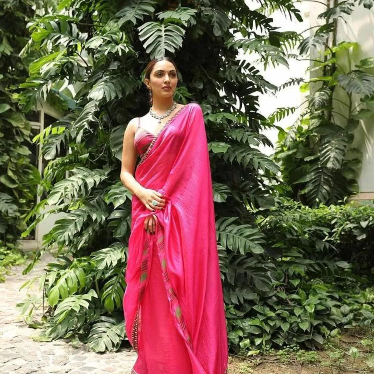 যদি আপুনি ৰাখী উপলক্ষে কিছুমান সৰল আৰু অতি সুন্দৰ পোছাক পিন্ধিব বিচাৰে, তেন্তে কিয়াৰাৰ দৰে গুলপীয়া শাৰীৰে ষ্টাইল কৰিব পাৰি। এই গুলপীয়া শাৰীৰ সৈতে প্ৰিণ্টেট বা কনষ্ট্ৰাষ্ট ব্লাউজ পিন্ধিলে আপোনাৰ লুকটো বিশেষ কৰি তুলিব।
