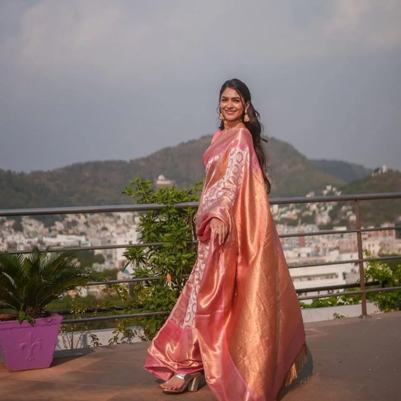 Pink Saree Looks: কিছুদিনৰ পাছতে পালন কৰা হ'ব ৰাখী বন্ধন। ইয়াৰ লগে লগে সকলোৱে বজাৰ কৰা আৰম্ভ কৰিছে। বেছিভাগে উৎসৱৰ সময়ত পৰম্পৰাগত পোছাক পিন্ধিবলৈ পছন্দ কৰে।  আপুনি ৰাখী বন্ধন উপলক্ষে গুলপীয়া শাৰী পিন্ধি আকৰ্ষণীয় ৰূপ সৃষ্টি কৰিব পাৰে।