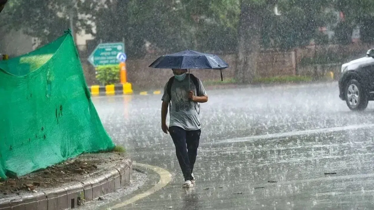 গতিকে আগন্তুক ৫ দিনমান বৰষুণে ৰাইজক গৰমৰ পৰা সকাহ দিয়াৰ লগতে কিছু সমস্যাৰো সৃষ্টি কৰিব পাৰে। এজাক বৰষুণৰ পাছতেই গুৱাহাটীত কৃত্ৰিম বানৰ সৃষ্টি হয়। গতিকে নেৰানেপেৰা বৰষুণ দিলে গুৱাহাটীত কৃত্ৰিম বানৰ সৃষ্টি হ'ব পাৰে।