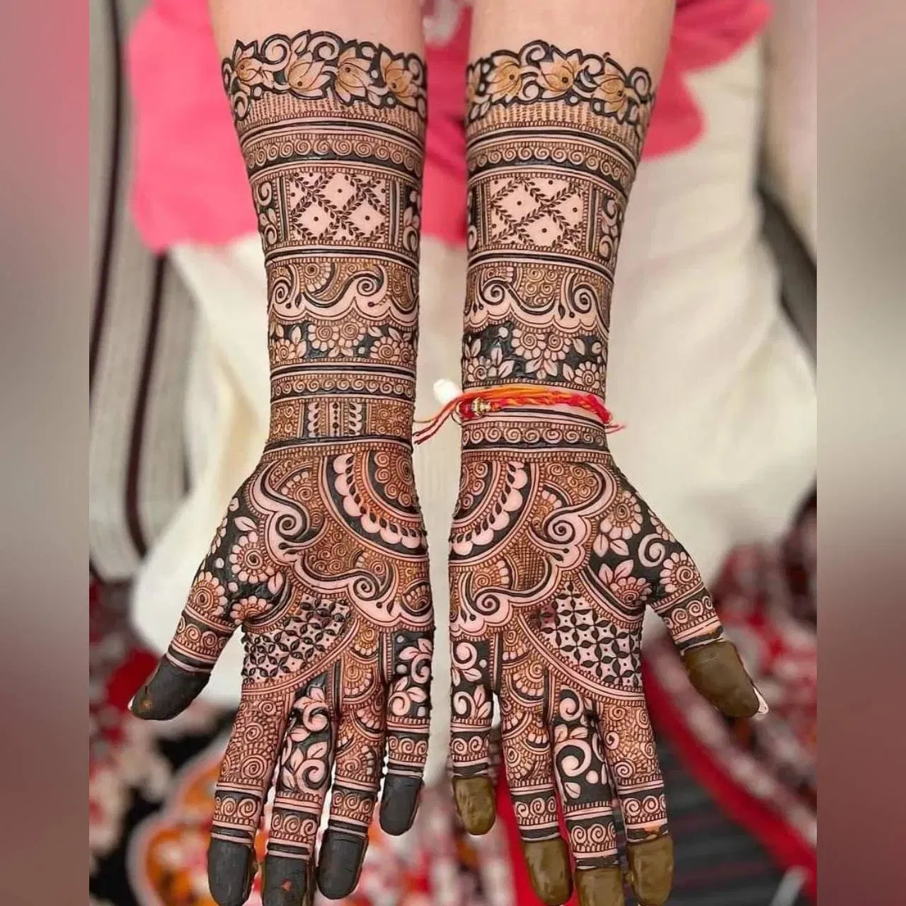যদি বিবাহৰ পাছত এইটো আপোনাৰ প্ৰথম তীজ তেনেহ'লে আপুনি এনে ফুলৰ মেহেন্দি ডিজাইন হাতৰ লগাব পাৰে। লগতে যদি আপুনি সম্পূৰ্ণ হাতত মেহেন্দি লগাব বিচাৰে তেন্তে এই ধৰণৰ ডিজাইন আপোনাৰ বাবে উপযুক্ত হ'ব। ( Credit : amitmehandiarts1 )