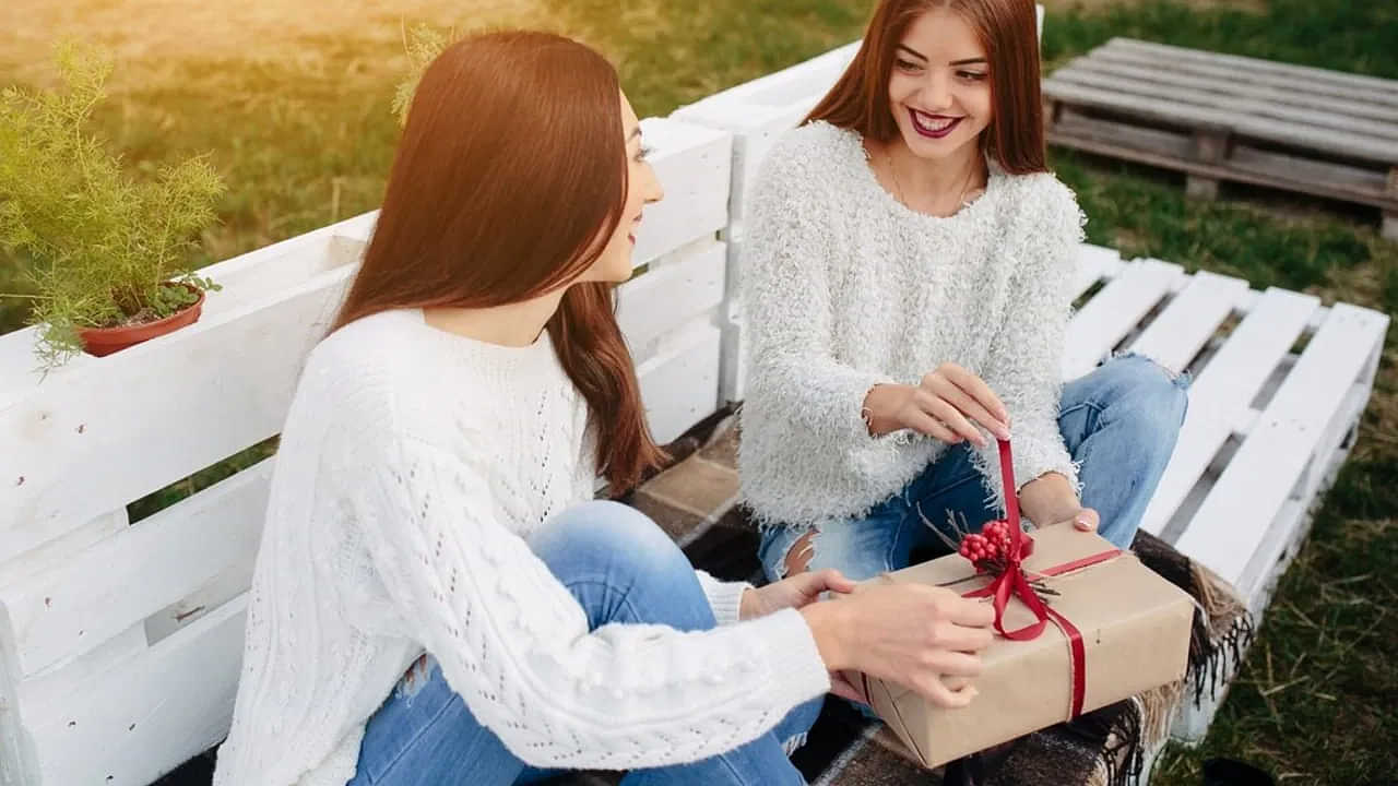 Friendship Day: আপোনাৰ বন্ধুক এই উপহাৰটো দিয়ক, ১০০০ টকাতে  হব সম্পূৰ্ণ