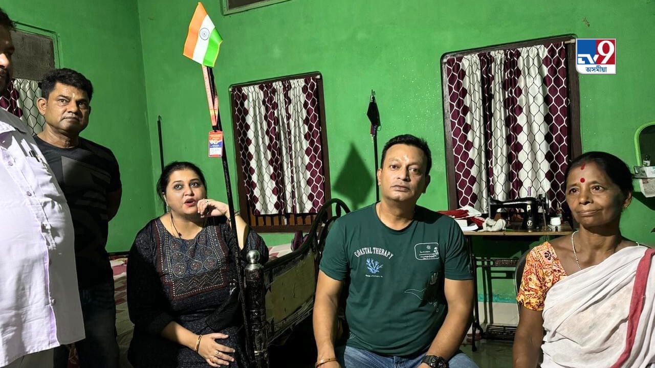 যতীন বৰাই নিশা পত্নীসহ ঘৰ বিচাৰি গৈ সেই পৰিয়ালৰ ওচৰত ঠিয় হয় সকলোৰে মৰমৰ অভিনেতাজনে।