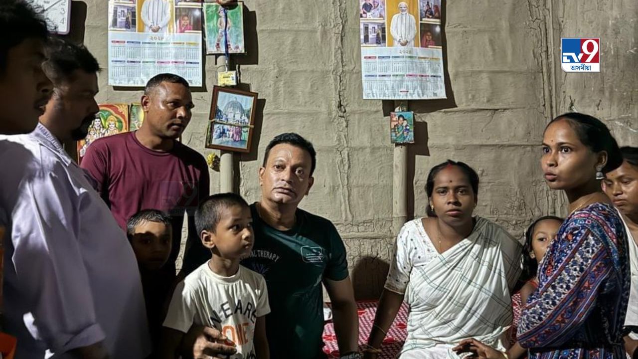 গেলেৰীৰ পৰা মঞ্চলৈ দৰ্শকৰ মাজেৰে বাইক চলাই আহোঁতেই বাইকসহ দৰ্শকৰ ওপৰত বাগৰি পৰিছিল অভিনেতাজন। এই দুৰ্ঘটনাত যতীন বৰা আহত হোৱাৰ উপৰিও শিশু-মহিলাসহ ৭ গৰাকী লোক আহত হয়।