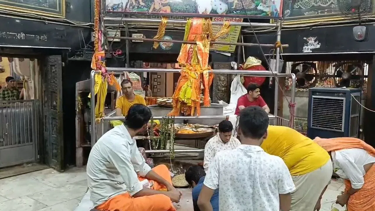 ভগৱানৰ নামত ভক্তই দান কৰা ১ কোটি ৯ লাখ লৈ পলায়ন এজনৰ… ভগৱানৰ নামত ভক্তই দান কৰা ১ কোটি ৯ লাখ লৈ পলায়ন এজনৰ…
