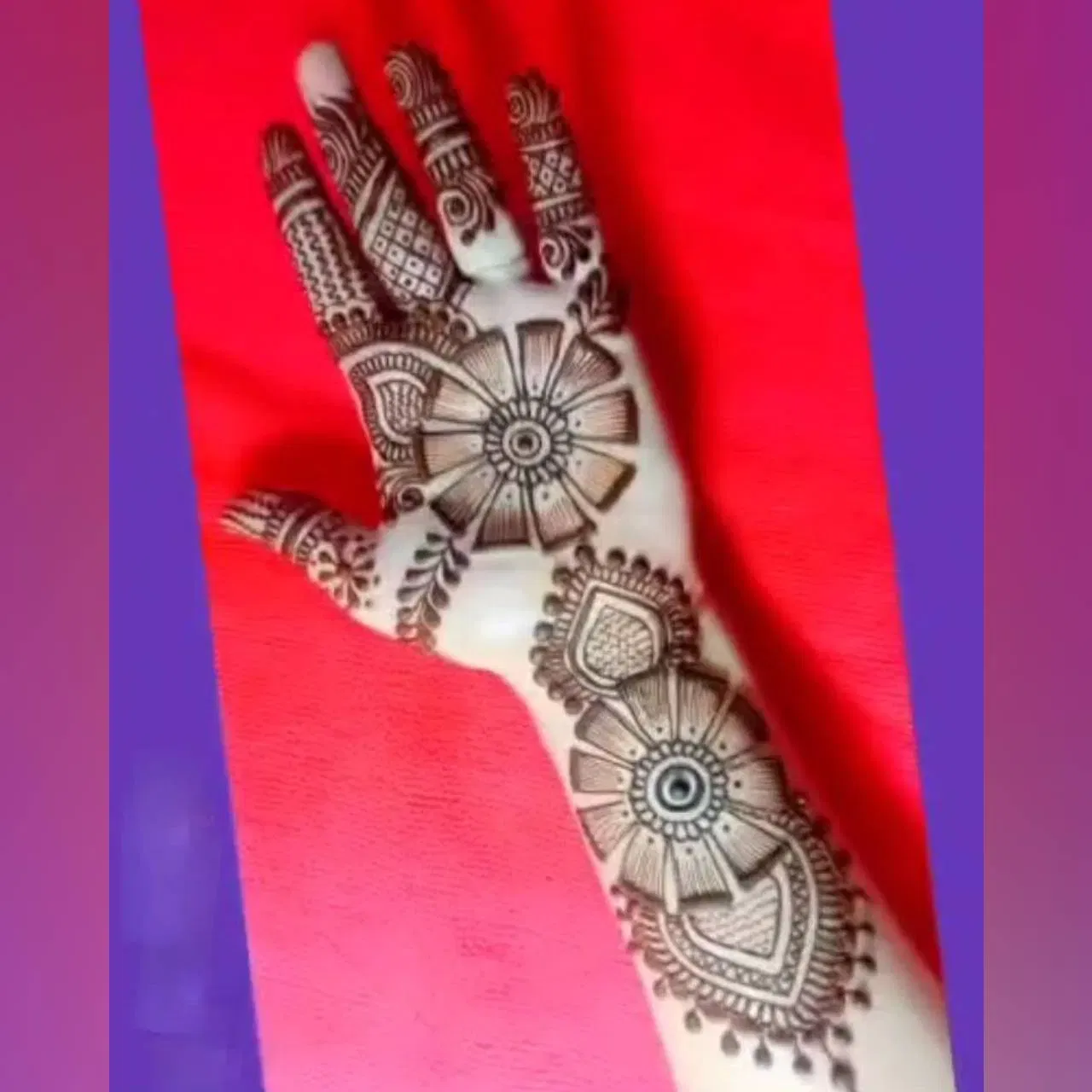 যদি আপুনি সৰল মেহেন্দি ডিজাইন পছন্দ কৰে তেন্তে এই ধৰণৰ ডিজাইন আপোনাৰ বাবে উপযুক্ত হ'ব। ইয়াত ফুল আৰু অম্বিয়া ষ্টাইলক অতি সুন্দৰভাৱে উপস্থাপন কৰা হৈছে। আপুনি ইয়াক ঘৰতে সহজে লগাব পাৰে। ( Credit : beautifulmehndi.designs )