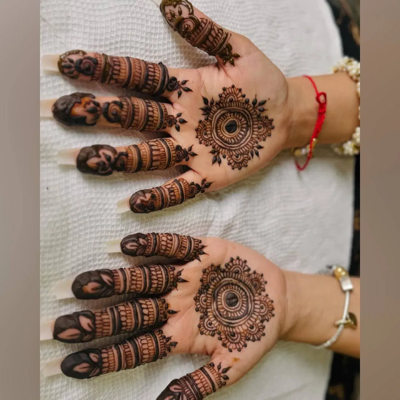 আজিকালি এনে 3D মেহেন্দী ডিজাইন বহুত ট্ৰেণ্ডত আছে আৰু দেখাতো বহুত আকৰ্ষণীয়। যদি আপুনি সাধাৰণ ষ্টাইলৰ মেহেন্দী প্ৰয়োগ কৰিব বিচাৰে তেন্তে আপুনি মেহেন্দীৰ এই আৰ্হিটো চেষ্টা কৰিব পাৰে।