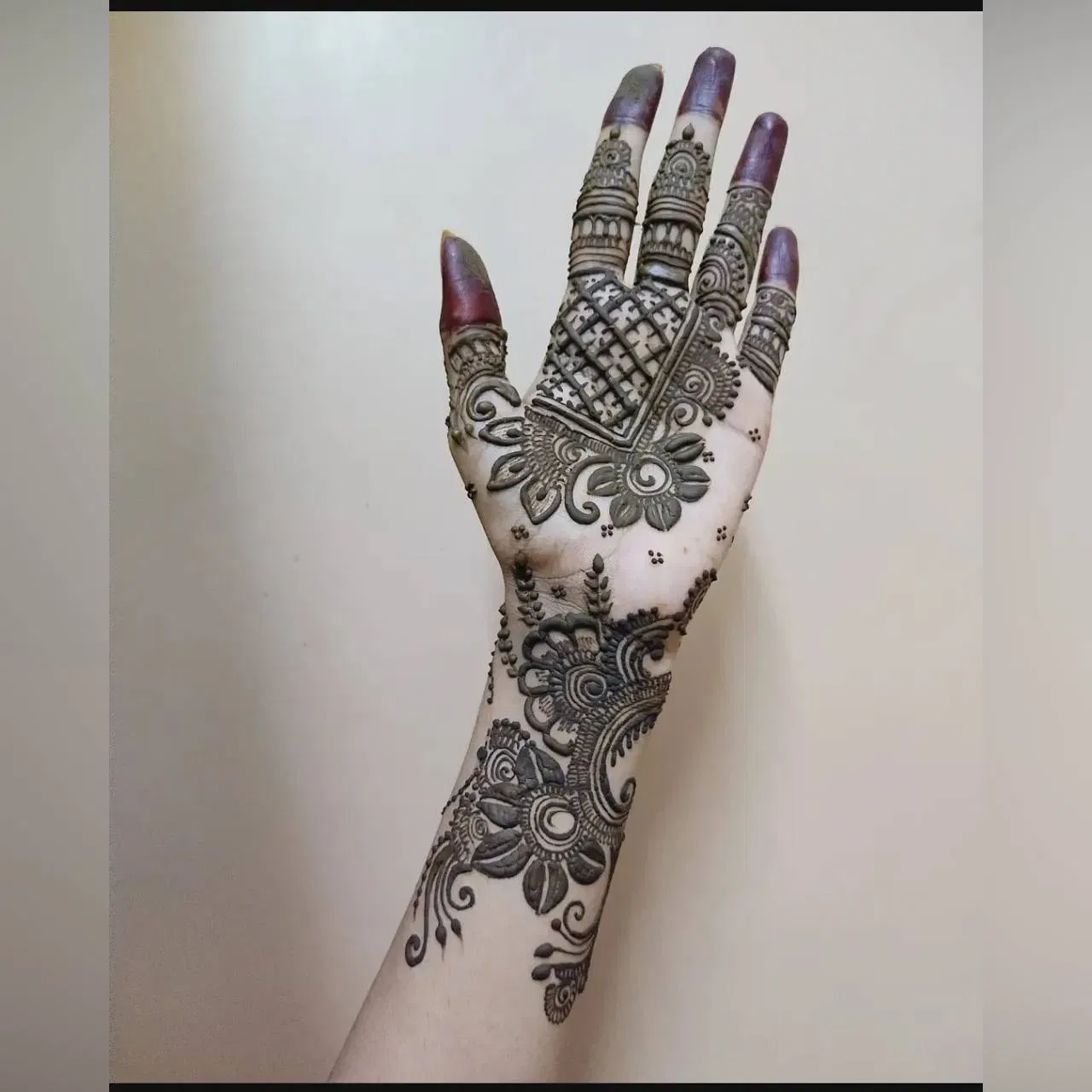 এই সম্পূৰ্ণ হাতৰ ডিজাইনে আপোনাক আধুনিক স্পৰ্শ দিয়াতো সহায় কৰিব। লগতে, কাপোৰৰ সৈতে  ইয়াক অতি আকৰ্ষণীয় দেখা যাব।