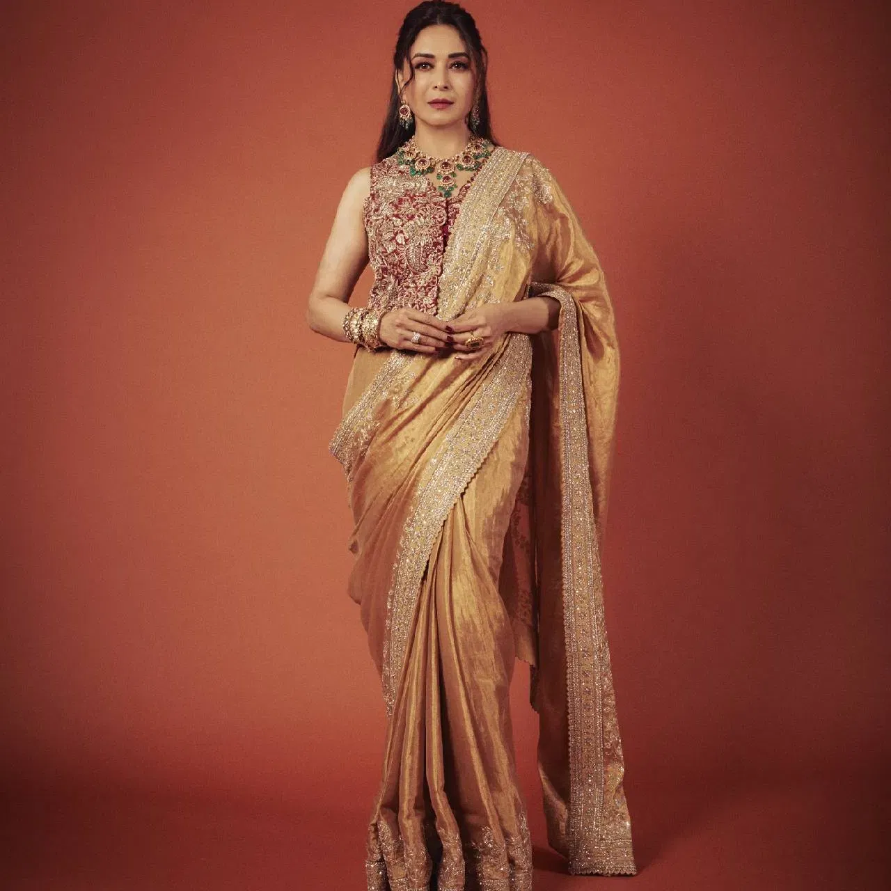 এই ফটোত অভিনেত্ৰীগৰাকীক বেচ সুন্দৰ লাগিছে। সোণালী ৰঙৰ শাৰী পিন্ধাৰ লগতে গহনা পৰিধান কৰিছে। ষ্টাইলিছ লুক পাবলৈ অভিনেত্ৰীগৰাকীৰ এই কেইটা লুকৰ পৰা আইডিয়া ল'ব পাৰে। উৎসৱ পাৰ্বনত এনেদৰে শাৰী পিন্ধিব পাৰে।