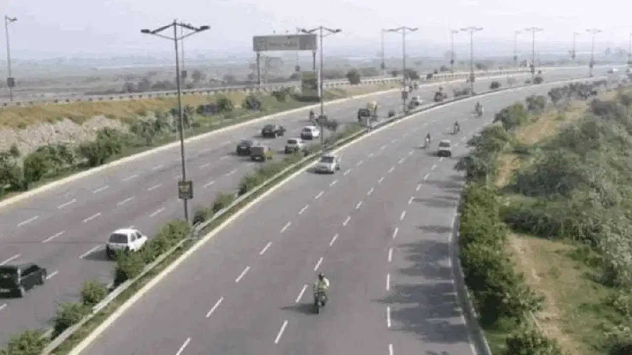 টায়াৰ ফুটি এক্সপ্ৰেছৱেত বাগৰি পৰিল তীব্ৰবেগী ট্ৰাক! নিহত ৪জন , আহত ২৪... টায়াৰ ফুটি এক্সপ্ৰেছৱেত বাগৰি পৰিল তীব্ৰবেগী ট্ৰাক! নিহত ৪জন , আহত ২৪...