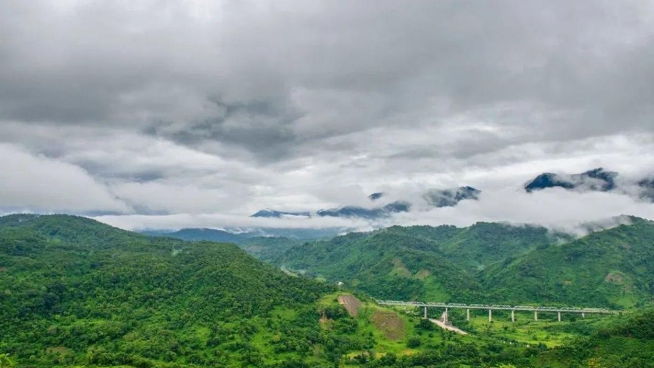 হাফলং - হাফলং অসমৰ ডিমহাচাও জিলাত অৱস্থিত । প্ৰাকৃতিক সৌন্দৰ্য্য আৰু ইয়াৰ জলবায়ুৰ বাবে হাফলঙক উত্তৰ-পূব ভাৰতৰ চুইজাৰলেণ্ড বুলি কোৱা হয়। শিলচৰৰ পৰা হাফলংলৈ যাবলৈ সুবিধা আছে।