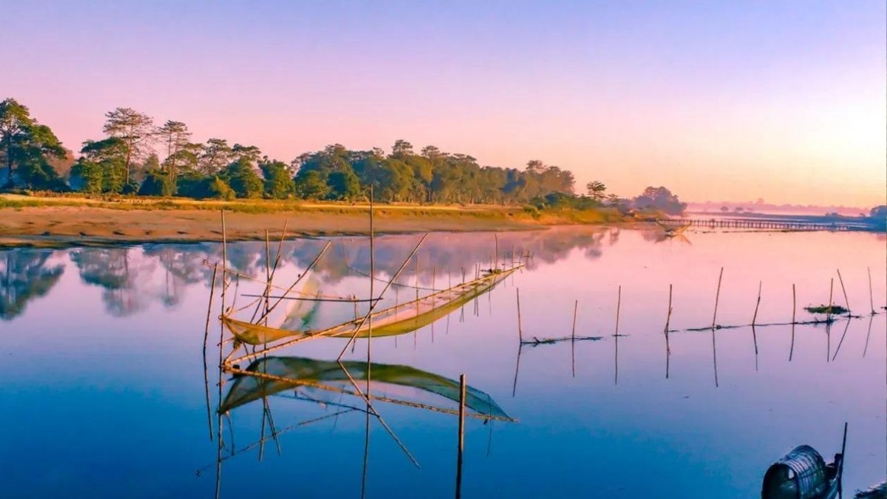 বিশ্বৰ সৰ্ববৃহৎ নদী-দ্বীপ মাজুলী । সত্ৰ নগৰী মাজুলী মুখা শিল্পৰ বাবে বিখ্যাত । পোন্ধৰ শতিকাত শ্ৰীমন্ত শংকৰদেৱে ৰচনা কৰা নাটকত এনে মুখা ব্যৱহাৰ কৰা হৈছিল। প্ৰাচীন শিল্পকলা চাবলৈও আপুনি মাজুলী ভ্ৰমণ কৰিব পাৰে।