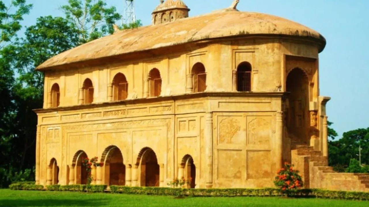 শিৱসাগৰ - অসমৰ ঐতিহাসিক চহৰখন হৈছে শিৱসাগৰ । আহোম ৰাজত্ব কালত নিমাৰ্ণ কৰা বিভিন্ন কীৰ্তিচিহ্ন সমগ্ৰ শিৱসাগৰ জিলাতে আছে।