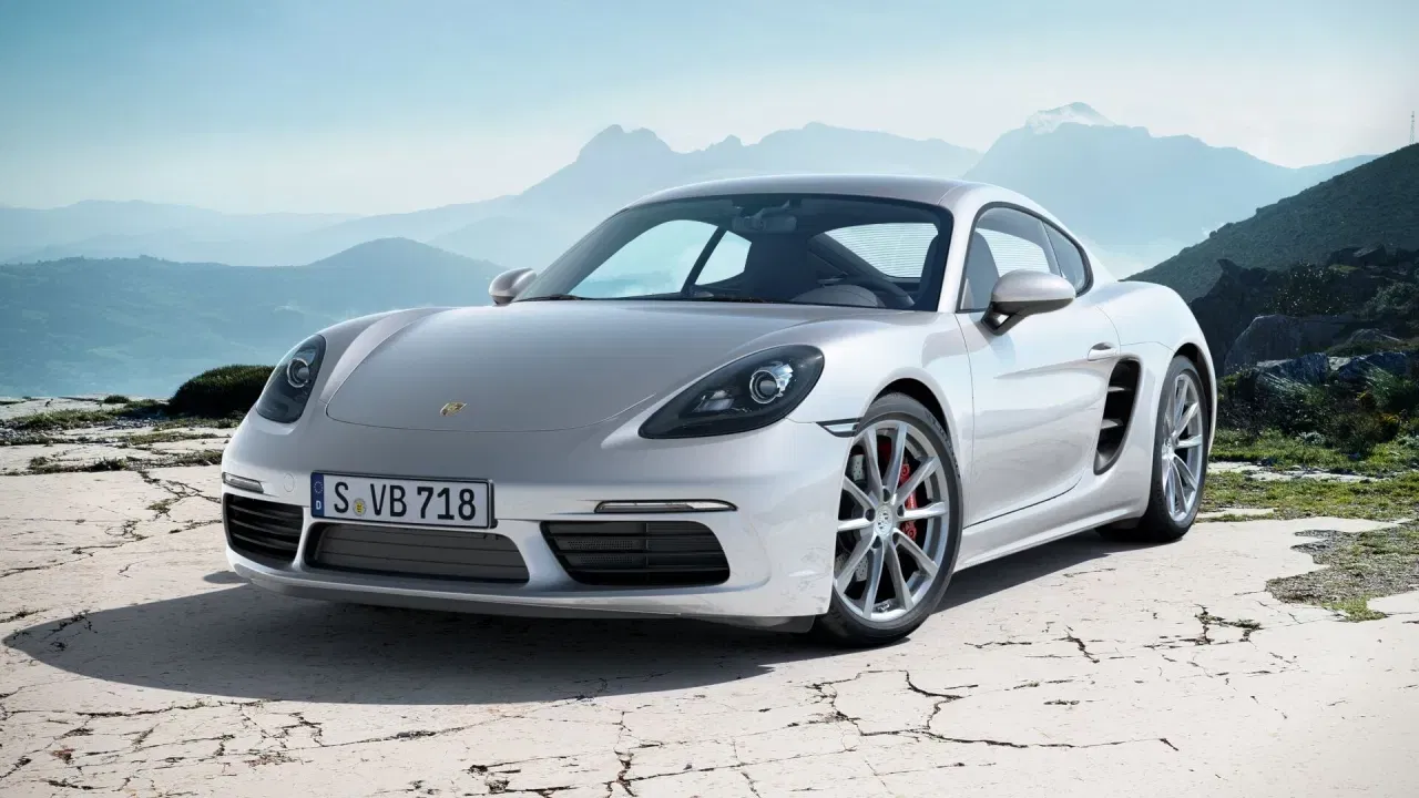 Porsche Cayman S: ঈশা আম্বানীৰ এই বিলাসী গাড়ীখন ৩৪৩৬ চিচি ইঞ্জিনযুক্ত যিখন ডিচিটি অটোমেটিক ট্ৰেন্সমিছনৰ। এই গাড়ীৰ মূল্য ১.৪৮ কোটি টকা।