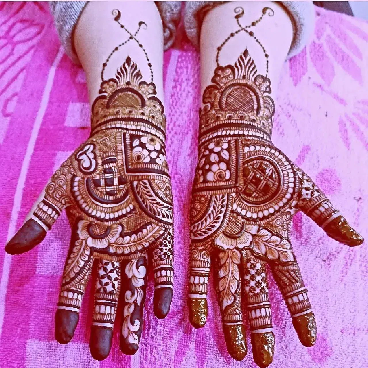 মেহেন্দীৰ এই ডিজাইনটো বৰ ধুনীয়া দেখা গৈছে। তাৰ ওপৰত ফুল বনোৱা হৈছে, যিয়ে বৰ ধুনীয়া দেখাব।