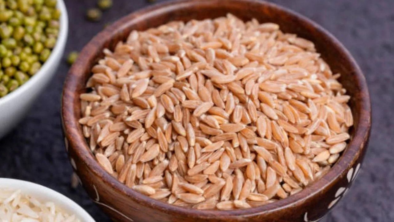 ব্ৰাউন ৰাইচ স্বাস্থ্যৰ বাবে অতি উপকাৰী। ব্ৰাউন ৰাইচত আঁহ, মেগনেছিয়াম, আইৰণ আৰু জিংকৰ পৰিমাণ বেছি। ব্ৰাউন ৰাইচ খালে ওজন কমাব পাৰি, কলেষ্টেৰল আৰু চুগাৰ মাত্ৰা নিয়ন্ত্ৰণ কৰিব পাৰি।