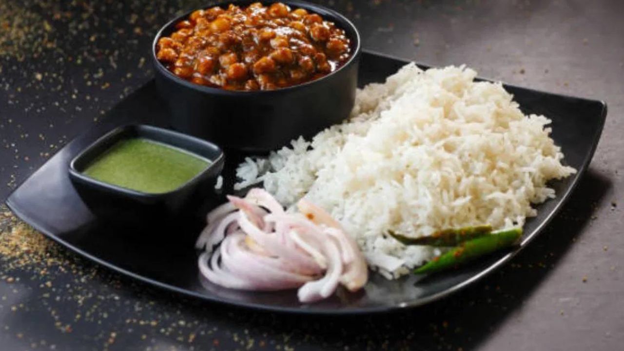 কাৰ্বহাইড্ৰেট, কেলৰিৰ লগতে চাউলত আঁহ, প্ৰটিন, চৰ্বি, ষ্টাৰচ, ভিটামিন বি, আইৰণ, পটাছিয়াম, মেগনেছিয়াম আদি পুষ্টিকৰ উপাদান থাকে।
