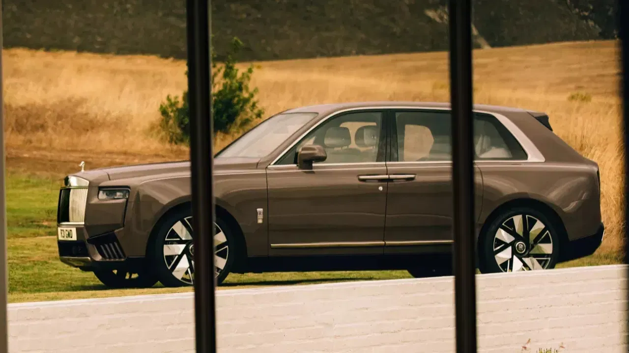 Rolls Royce Cullinan: ঈশাৰ গাড়ী সংগ্ৰহৰ এইখন আটাইতকৈ দামী গাড়ী, ৬.৫ লিটাৰৰ ভি১২ পেট্ৰ’ল ইঞ্জিনৰ সৈতে অহা এই গাড়ীখনৰ মূল্য ৬.৯৫ কোটি টকা।