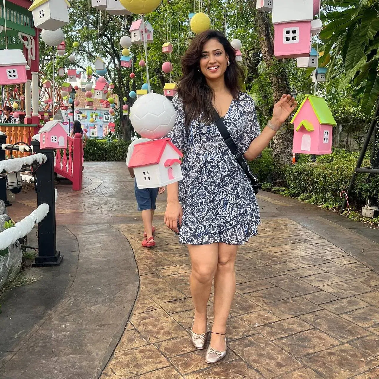 অভিনেত্ৰীগৰাকীক প্ৰিণ্টেট ফ্ৰকত বহুত ধুনীয়া দেখাইছে। গ্ৰীষ্ম আৰু আৰ্দ্ৰ বতৰত এনে ধৰণৰ পোছাক পিন্ধিলে আৰামদায়ক আৰু আড়ম্বৰপূৰ্ণ ৰূপ পাব। আপুনি এই ধৰণৰ ফ্ৰকৰ সৈতে জোতা বা হাই হিল পিন্ধিব পাৰে। এই ধৰণৰ পোছাক সাগৰৰ পাৰত খোজ কাঢ়িবলৈ যোৱাৰ বাবেও উপযুক্ত হ'ব।