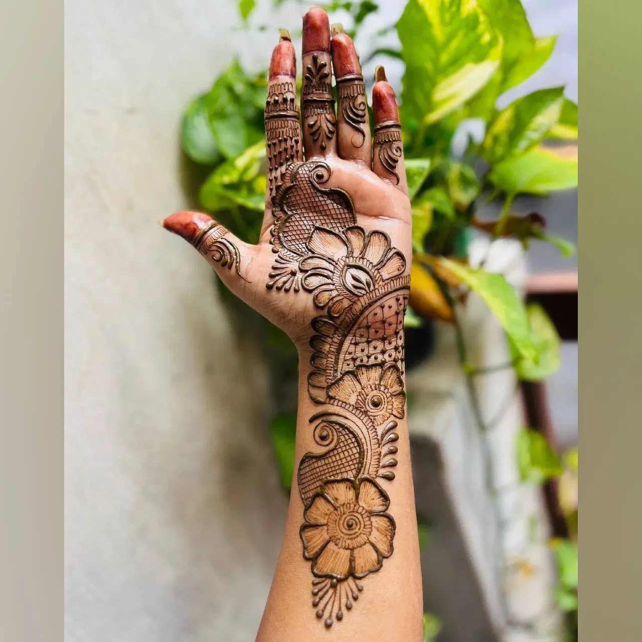 বহুতো মহিলাই আৰবীক মেহেন্দি ডিজাইন ভাল পায়। তেওঁলোকে এই ডিজাইনৰ পৰা ধাৰণা ল'ব পাৰে। ফুল আৰু অম্বিয়া ষ্টাইলৰ এই ডিজাইনটো বহুত ধুনীয়া দেখা গৈছে। লগতে ইয়াক প্ৰয়োগ কৰিবলৈ বেছি সময় নালাগে। ( Credit : pooja_mehndiofficial )