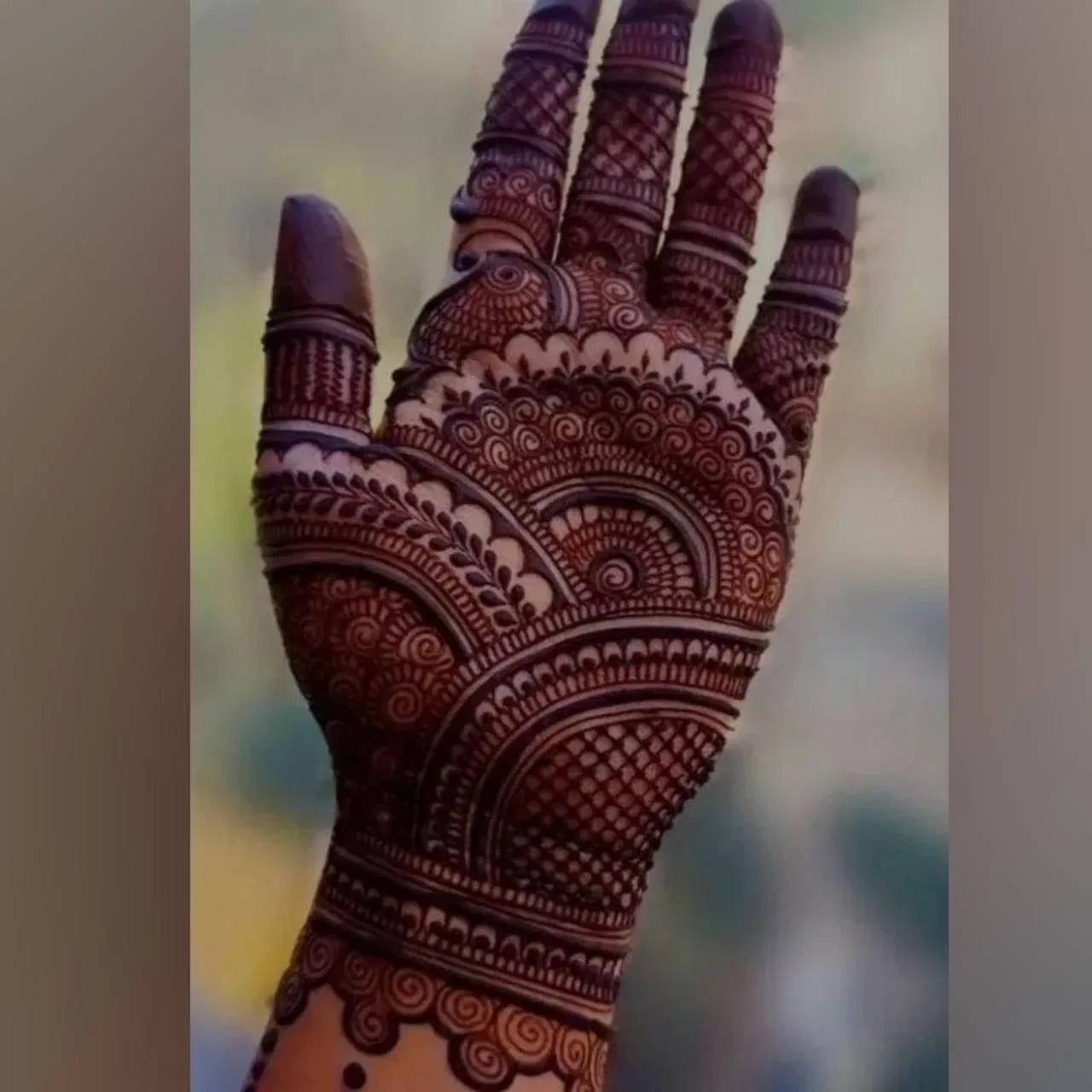 এই ধৰণৰ মেহেন্দীৰ ডিজাইনৰ প্ৰতি মহিলাসকল আকৰ্ষিত। ইয়াৰ পৰাও আপুনি ধাৰণা ল’ব পাৰে।