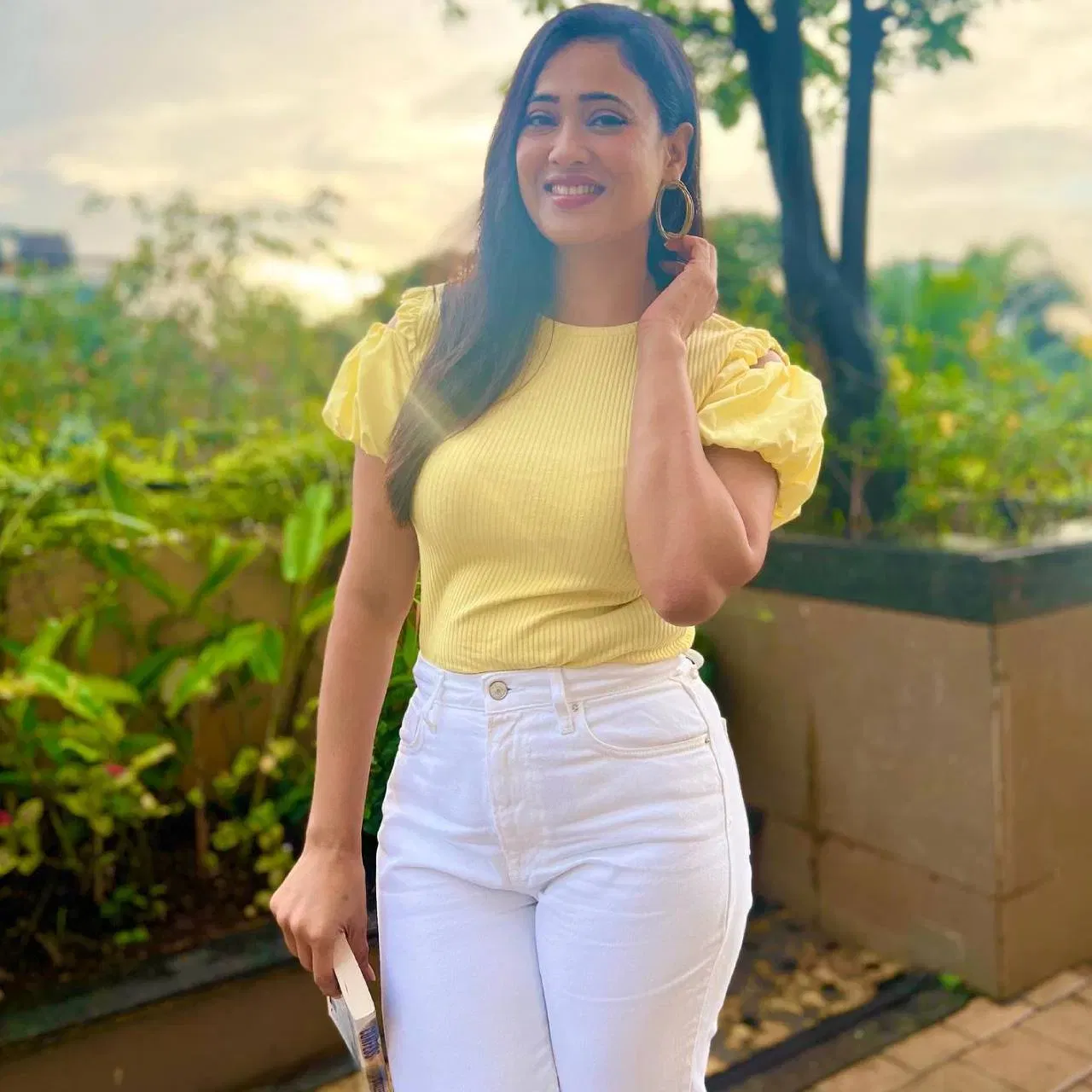 এক সৰল লুক বাবে আপুনি অভিনেত্ৰীগৰাকীৰ এই লুকৰ পৰা ধাৰণা ল'ব পাৰে। গ্ৰীষ্মকালত জিন্স আৰু টপ পিন্ধাটোও সঠিক। কিন্তু জিনচ ক্ৰয় কৰোতে ইয়াৰ মানদণ্ডৰ ওপৰত গুৰুত্ব দিব লাগে। গৰমত কোনবোৰ আৰামদায়ক হ'ব। লগতে জিনচ আৰু টপৰ ৰঙৰ কণ্ট্ৰাষ্টৰ ওপৰতো গুৰুত্ব দিব লাগে।