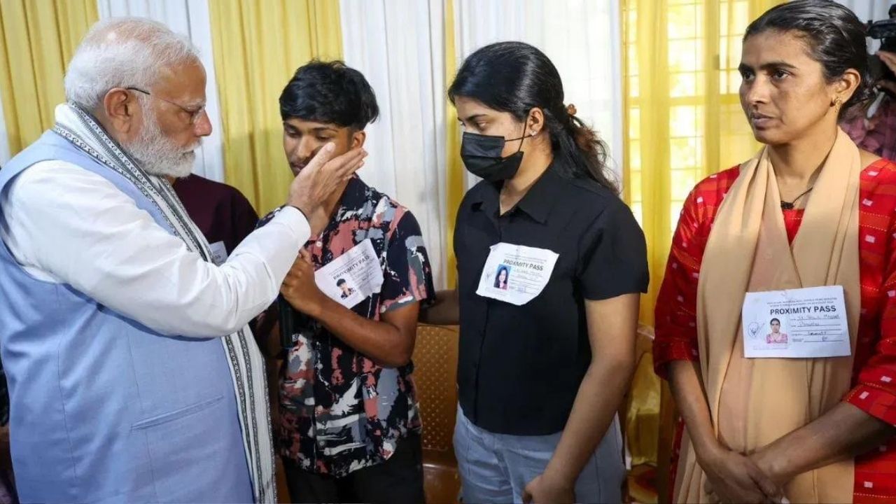 ক্ষতিগ্ৰস্ত লোকৰ সৈতে কথা পাতিলে প্ৰধানমন্ত্ৰী মোদীয়ে । আশ্বাস দিলে কাষত থকাৰ ।