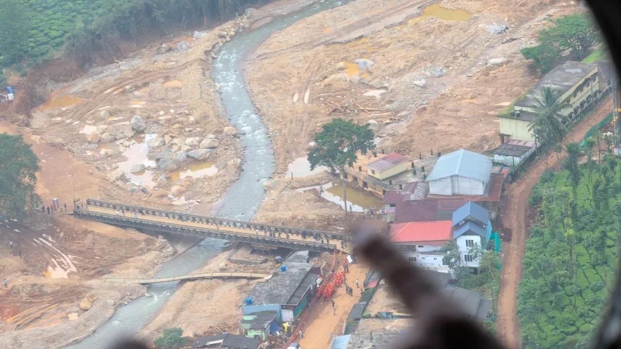 ভাৰতীয় সেনাই বিধ্বস্ত ৱায়ানাদত দ্ৰুত উদ্ধাৰ অভিযানৰ বাবে মাত্ৰ ৭১ ঘণ্টাত নিৰ্মাণ কৰিছিল ১৯০ ফুট উচ্চতাৰ বেইলী দলং। বিমানৰ পৰাই প্ৰধানমন্ত্ৰী মোদীয়ে পৰিদৰ্শন কৰিলে সেই দলংখন ।