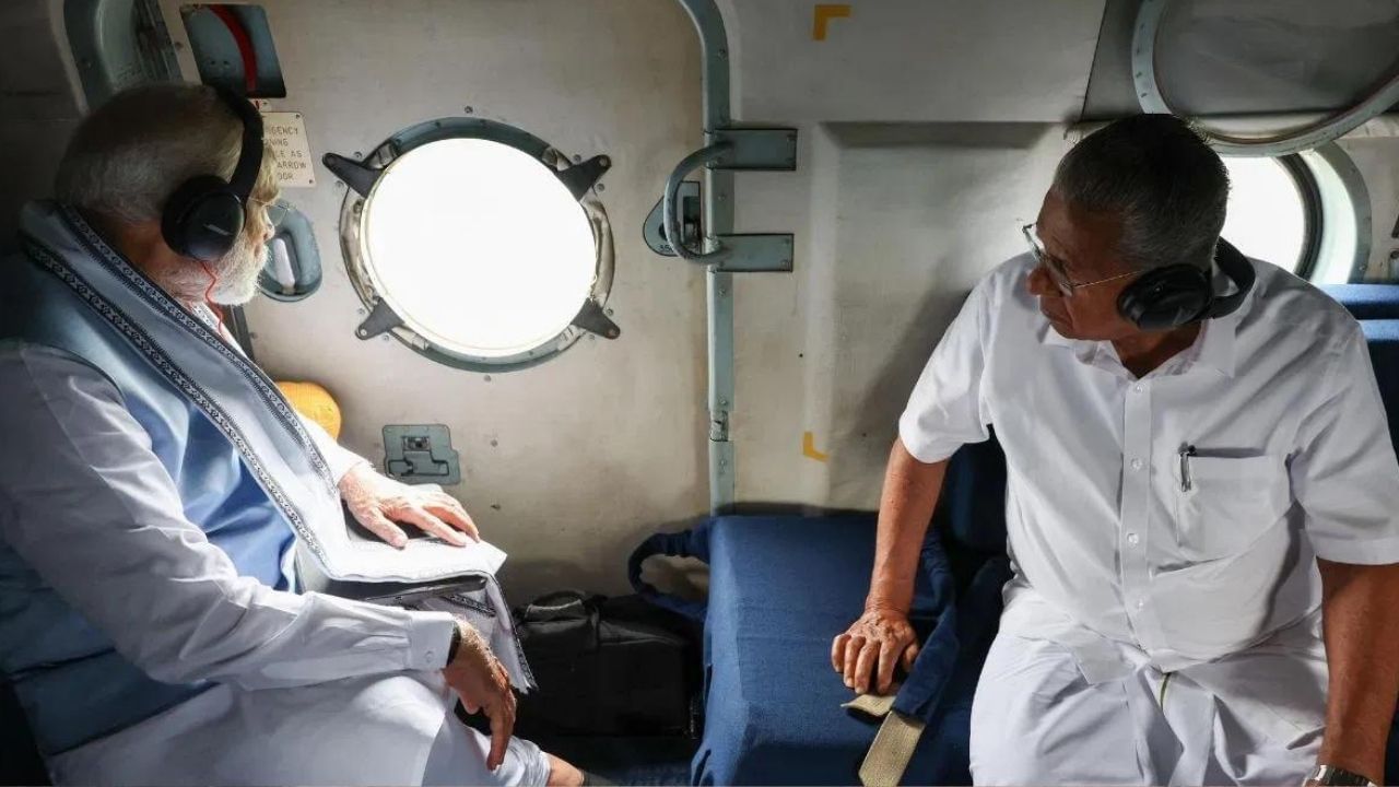 ৱায়নাড পৰিদৰ্শন কালত প্ৰধানমন্ত্ৰী মোদীৰ লগত আছিল কেৰালাৰ মুখ্যমন্ত্ৰী পিনাৰায়ী বিজয়ন।