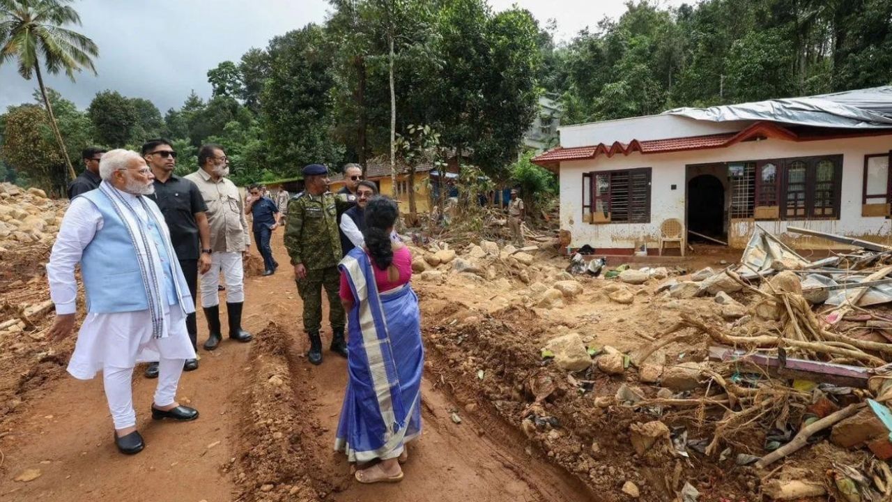 খোজ কাঢ়িও ভূমিস্খলন সংঘটিত এলেকা পৰিদৰ্শন কৰে প্ৰধানমন্ত্ৰী মোদীয়ে ।