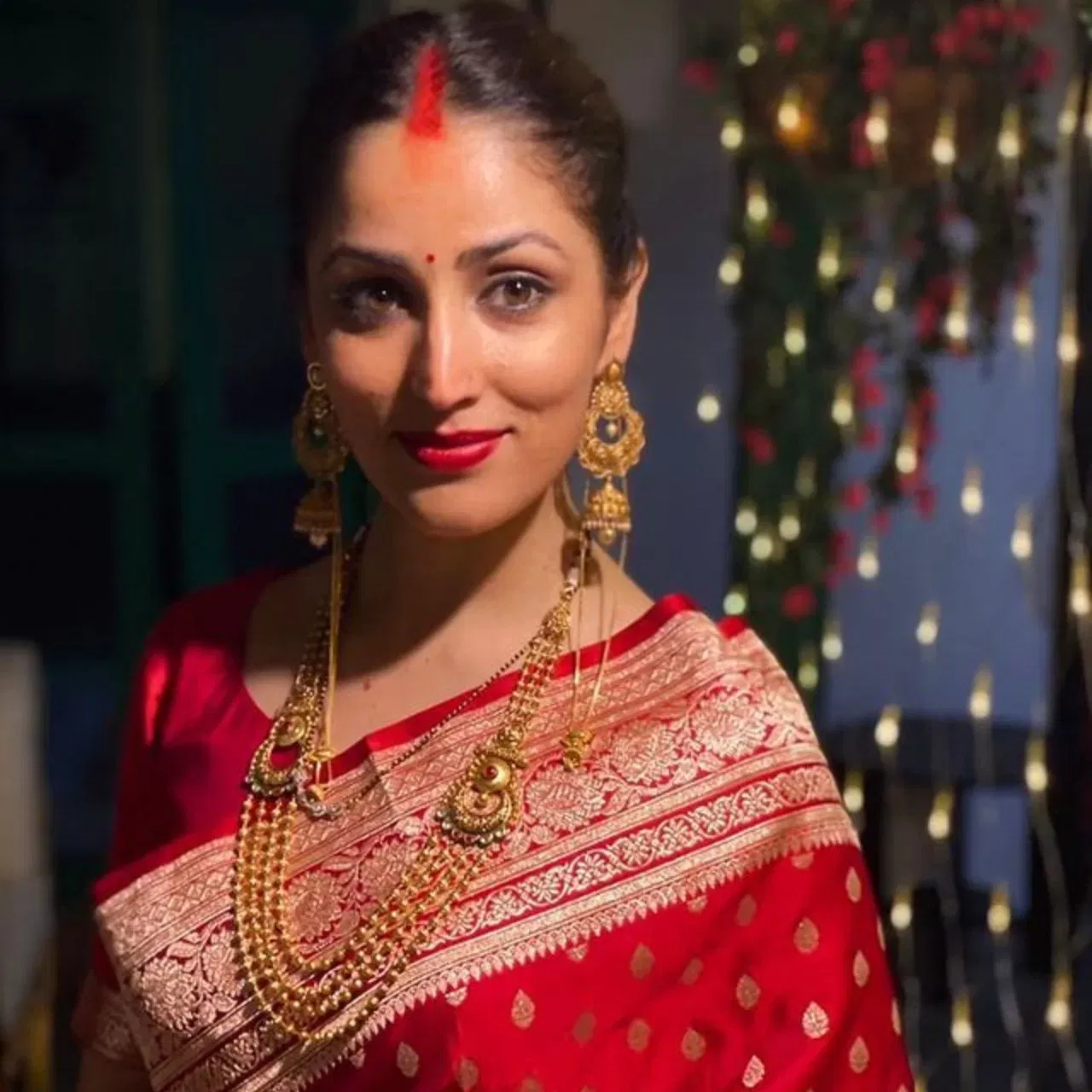যদি আপুনি এই তীজত বেলেগ এটা লুক সৃষ্টি কৰিব বিচাৰে, তেন্তে ৰঙা ৰং আপোনাৰ বাবে উপযুক্ত। বলীউডৰ অভিনেত্ৰী য়ামী গৌতমৰ এই লুকটোটো বহুত ধুনীয়া দেখাইছে। তীজত আপুনিও বিশেষ ৰঙা বেনাৰসী শাৰী পিন্ধিব পাৰে।