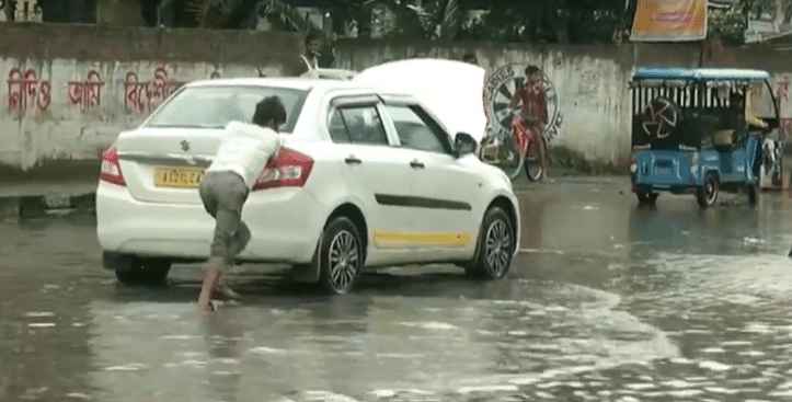 প্ৰায় দুঘণ্টা ধৰি অহা বৰষুণজাকে সৃষ্টি কৰা কৃত্ৰিম বানে সৃষ্টি কৰিছে অবৰ্ণনীয় পৰিস্থিতিৰ।  ক’ৰবাত যদি একাঁঠু আন ক’ৰবাত একঁকাল পানীৰ মাজেৰে যাতায়াত কৰিব লগীয়া হৈছে জনতা। ভিন্ন স্থানত পানীৰ মাজতে বিকল হৈ পৰিছে বাহন।