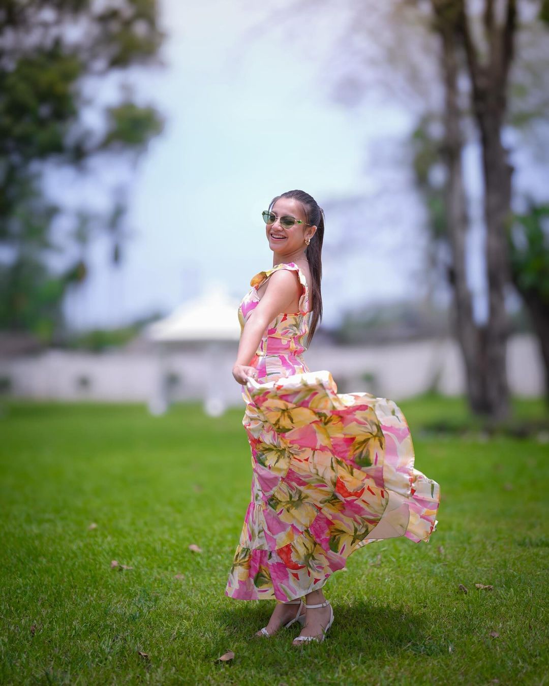 আনৰ টকাৰে ব্ৰেণ্ডেড কাপোৰ, লাক্সাৰী জীৱনৰ লগতে চুমিয়ে ব্যৱহাৰ কৰা প্ৰতিটো বস্তুতে আছিল কেৱল বিলাসিতা আৰু বিলাসিতা।