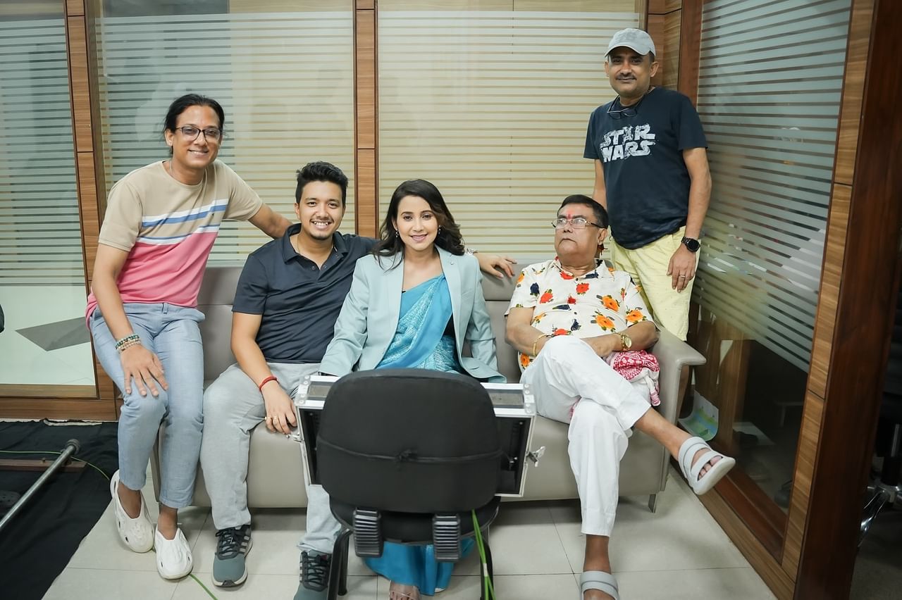 JAK2ৰ কথা উল্লেখ কৰি পোষ্টটোৰ কিছুমান ফটো শ্বেয়াৰ কৰিছে অভিনেত্ৰীগৰাকীয়ে। আৰু লিখিছে "মোৰ শ্ৰদ্ধাৰ দৰ্শক, আপোনালোকৰ মৰম আৰু আশীৰ্বাদ সদায় কাম্য।"