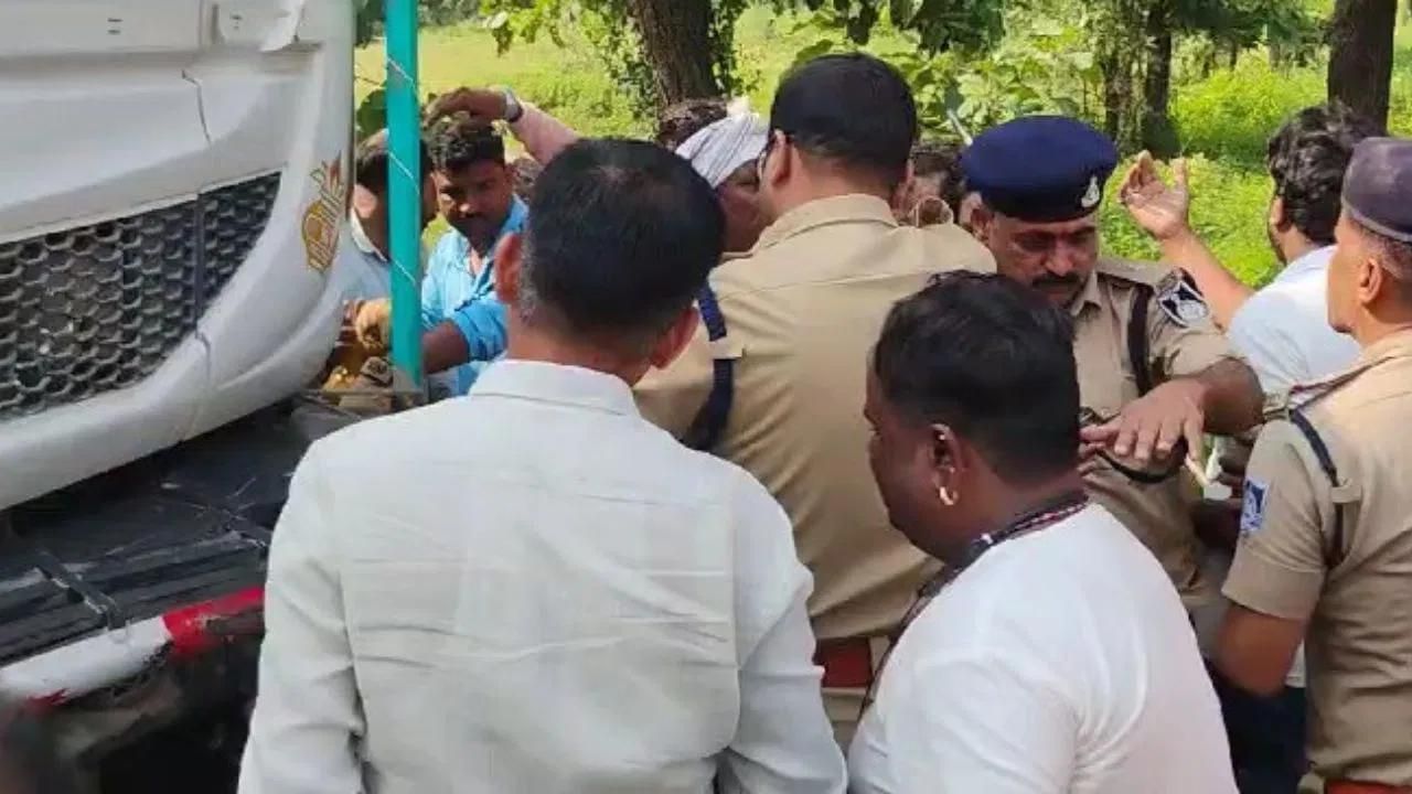 ডামোহত ভয়ংকৰ পথ দুৰ্ঘটনা, অটো-ট্ৰাকৰ মুখামুখি সংঘৰ্ষ, থিতাতে নিহত ৭ জন ডামোহত ভয়ংকৰ পথ দুৰ্ঘটনা, অটো-ট্ৰাকৰ মুখামুখি সংঘৰ্ষ, থিতাতে নিহত ৭ জন
