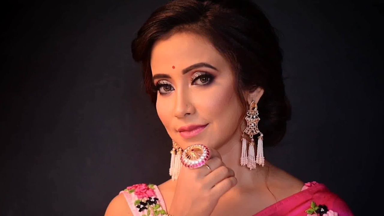অসমৰ বিভিন্ন ভ্ৰাম্যমাণ থিয়েটাৰটো তেখেতে অভিনয় কৰি আহিছে। অভিনয় কৰাৰ উপৰিও তেখেতে বিহু নৃত্যটো তেখেতৰ যথেষ্ট সুনাম আছে।