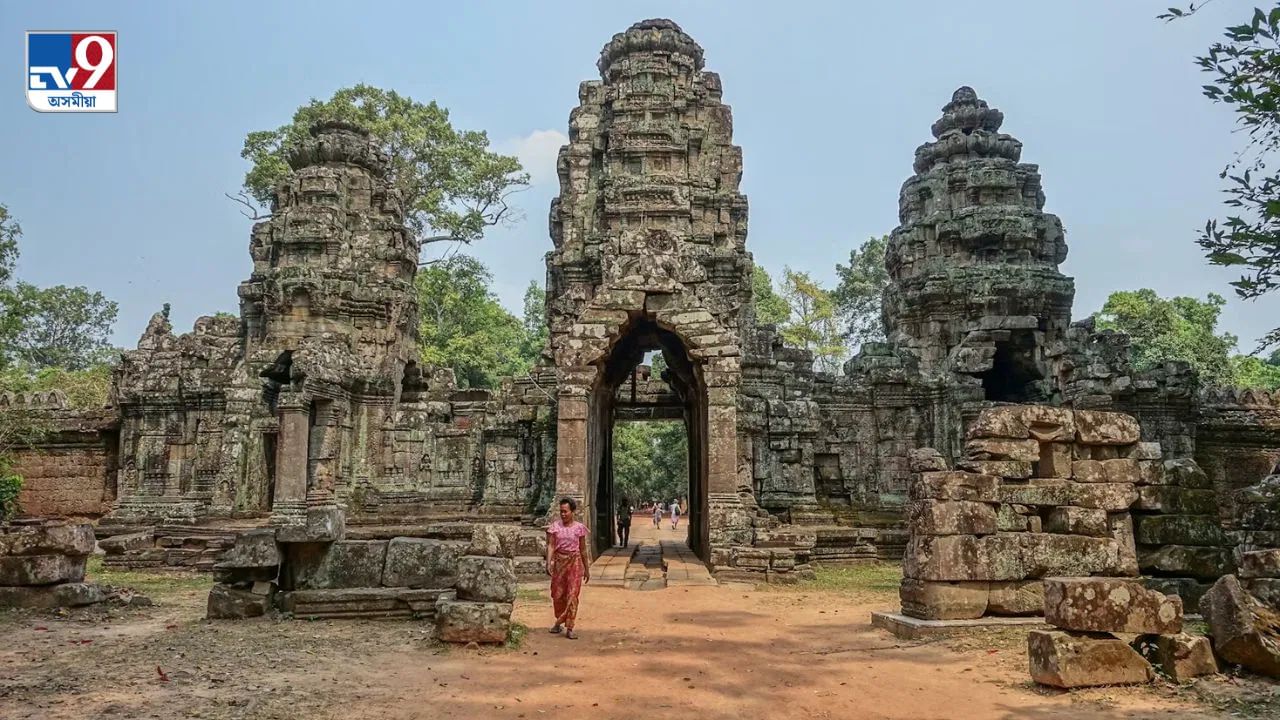 কম খৰচী ভ্ৰমণৰ লাভ উঠাব পৰা দেশৰ তালিকাত আছে কম্বোডিয়াৰ নাম। ইয়াত ভাৰতীয় ১ টকাৰ মূল্য ৫০ কম্বোডিয়ান ৰিয়েল। কম্বোডিয়া ভ্ৰমণৰ সময়ত আপুনি দেশখনত থকা প্ৰাচীন মন্দিৰসমূহ চাব পাৰিব। তদুপৰি দেশখনৰ প্ৰাচীন ঐতিহ্য ফুটাই তোলা সংগ্ৰহালয়, ৰাজপ্ৰসাদসমূহো চাব পাৰিব।