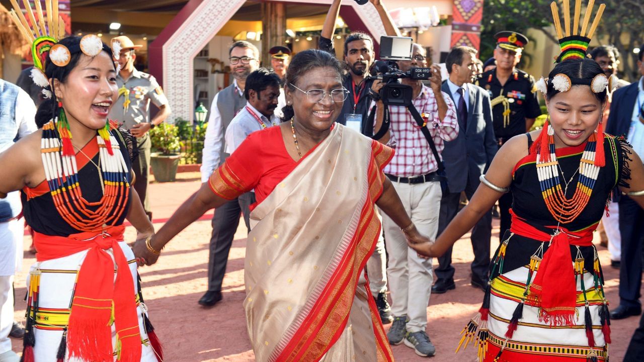 ৮ দিনীয়াকৈ আয়োজিত কৰা ভাৰতীয় কলা মহোৎসৱত উত্তৰ-পূবৰ ৰাজ্য- অৰুণাচল প্ৰদেশ, অসম, মণিপুৰ, মেঘালয়, মিজোৰাম, নাগালেণ্ড, ছিকিম, আৰু ত্ৰিপুৰাৰ বৈচিত্ৰময় সাংস্কৃতিক ঐতিহ্যক উপস্থাপন কৰা হ'ব।