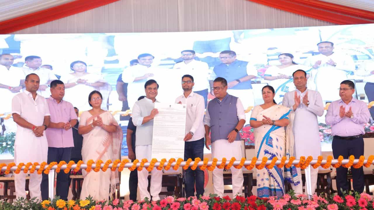 আমাৰ দৰে কোনো চৰকাৰে ১ লাখ চাকৰিৰ ব্যৱস্থা কৰা নাছিল, অহা বছৰৰ ভিতৰত আৰু ৫০ হাজাৰ নিযুক্তি : হিমন্ত বিশ্ব শৰ্মা আমাৰ দৰে কোনো চৰকাৰে ১ লাখ চাকৰিৰ ব্যৱস্থা কৰা নাছিল, অহা বছৰৰ ভিতৰত আৰু ৫০ হাজাৰ নিযুক্তি : হিমন্ত বিশ্ব শৰ্মা