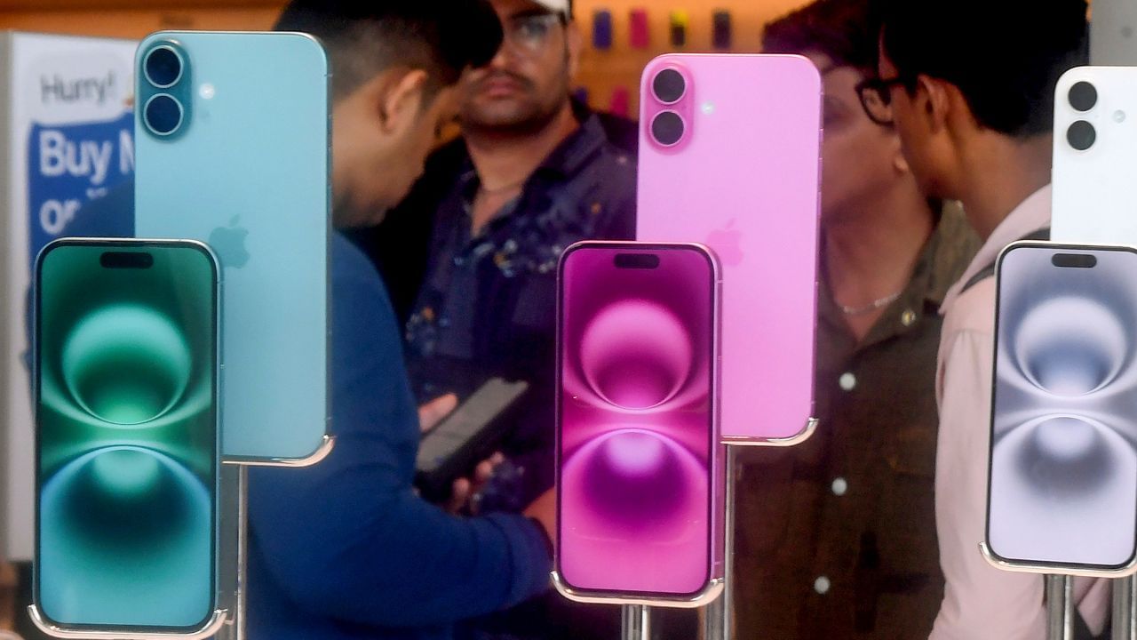 আইফোন 16 আৰু আইফোন 16 প্লাছত এপলে 60HZ ৰিফ্ৰেছ ৰেট ডিছপ্লে প্ৰদান কৰিছে । মনকৰিবলগীয়া যে, এণ্ড্ৰইড ফোনত দীৰ্ঘদিন ধৰি 120HZ ৰিফ্ৰেছ ৰেট ডিছপ্লে উপলব্ধ হৈ আহিছে। এনে পৰিস্থিতিত এপলে আইফোন 17 ছিৰিজৰ সকলো ফোনতে 120HZ ৰিফ্ৰেছ ৰেটৰ ডিছপ্লে প্ৰদান কৰি পাৰে।