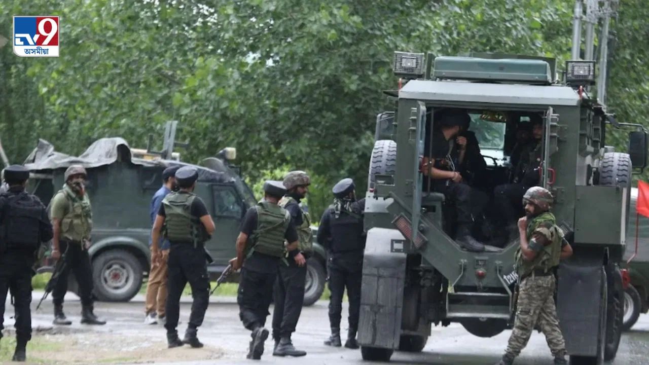 জম্মু-কাশ্মীৰত পুনৰ সন্ত্ৰাসবাদীৰে সংঘৰ্ষ নিৰাপত্তাৰক্ষীৰঃ সংঘৰ্ষস্থলীত আৱদ্ধ তিনি সন্ত্ৰাসবাদী