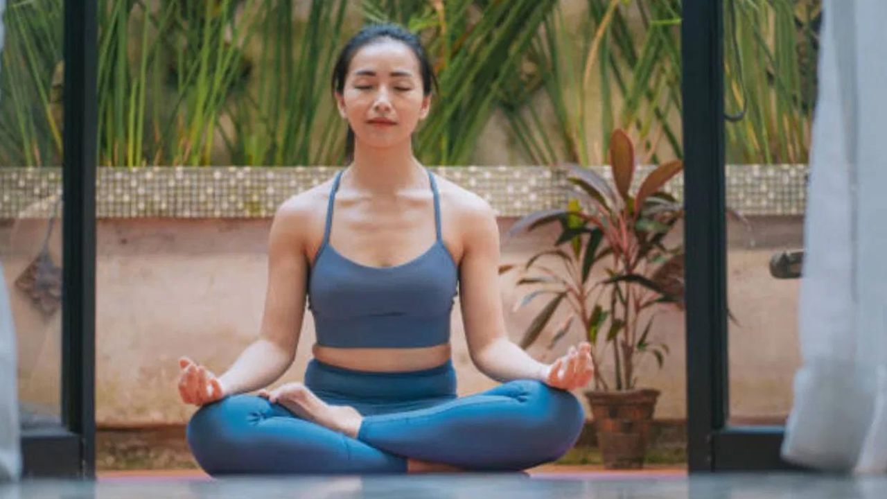 মানসিক চাপে মনৰ ধৈৰ্য্য নোহোৱা কৰে। সংগীত শুনাৰ উপৰিও ছবি অংকন, যোগাসন, প্ৰাণায়ামে মনটোক শান্ত কৰি মানসিক চাপ নিয়ন্ত্ৰণ কৰাত সহায় কৰে। মানসিক চাপ নিয়ন্ত্ৰণত থাকিলেহে মনৰ ধৈৰ্য্য বৃদ্ধি পায় ।