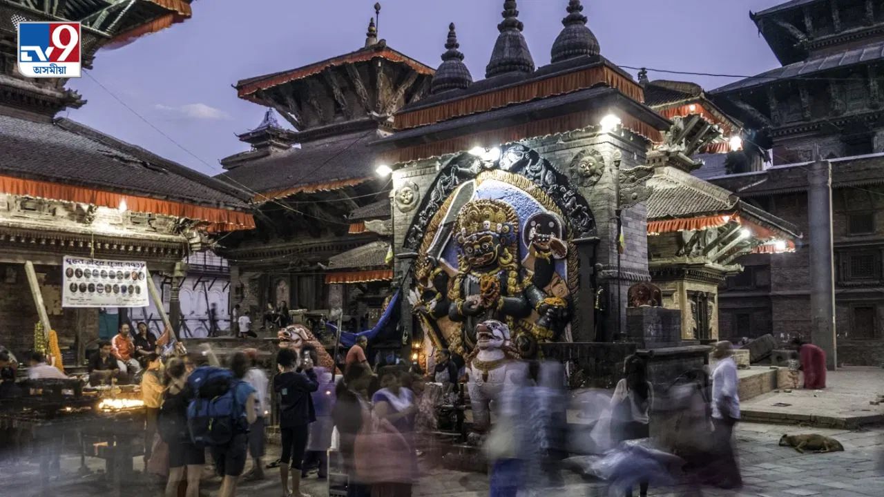 ভাৰতৰ নিকটতম দেশ নেপাল। ভিছা অবিহনেও ভাৰতীয় নাগৰিকসকলে নেপাল ভ্ৰমণ কৰিব পাৰে। ভ্ৰমণৰ সময়ত দেশখনত থকা বহুতো প্ৰাচীন মন্দিৰ চাব পাৰিব। প্ৰতি বছৰে ভাৰতৰ পৰা বৃহৎ সংখ্যক লোক নেপাল ভ্ৰমণলৈ যায়। ইয়াত ১ ভাৰতীয় টকাৰ মূল্য ১.৬০ নেপালী টকাৰ সমান।